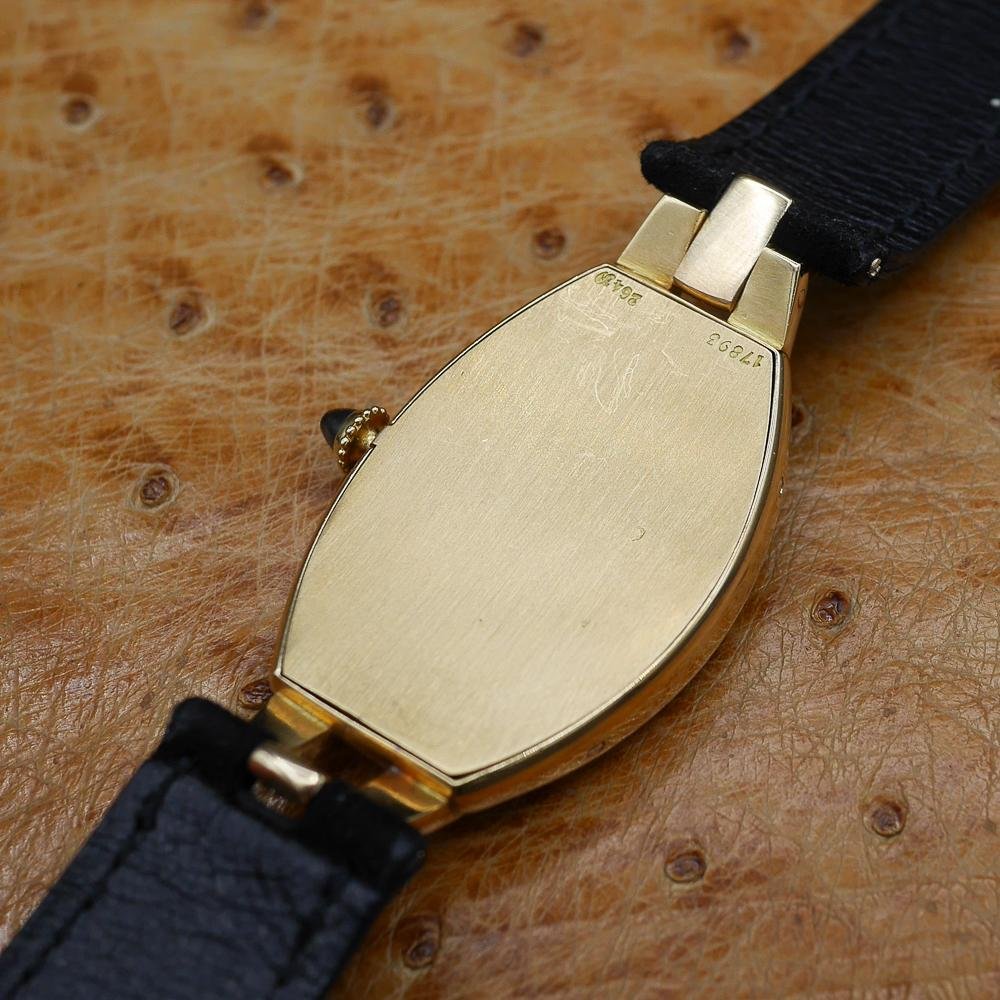 Cartier Tonneau in Yellow gold. Circa: 1930.