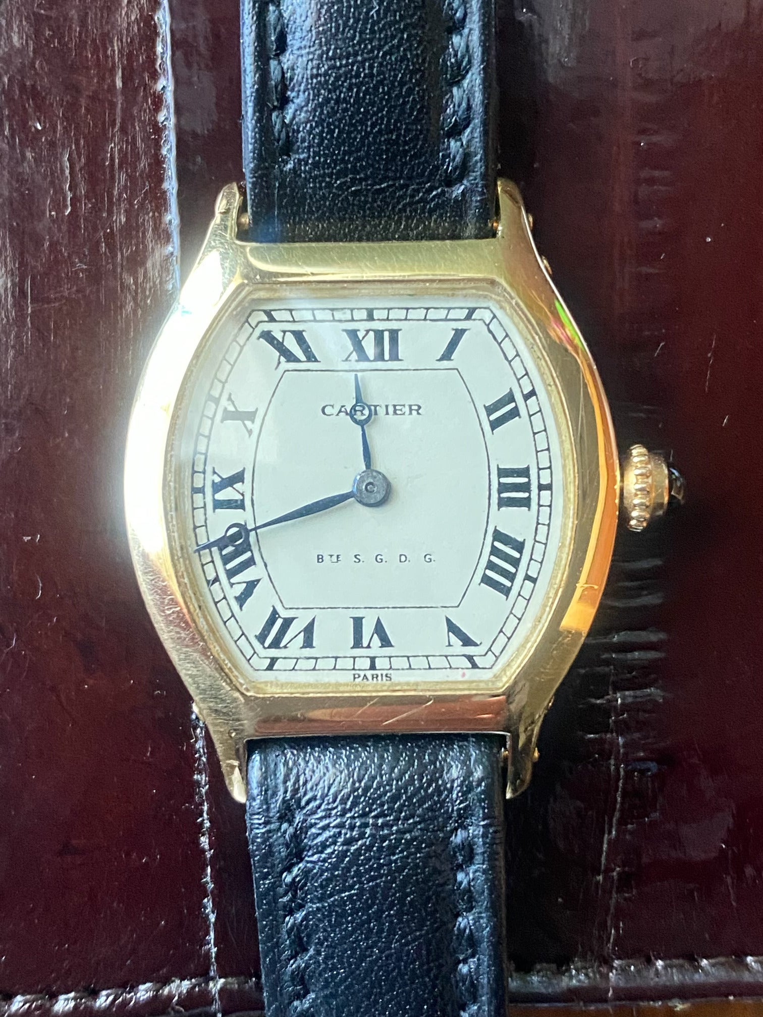 Cartier Tortue Yellow Gold 1914 – A rare vintage luxury timepiece with timeless sophistication.