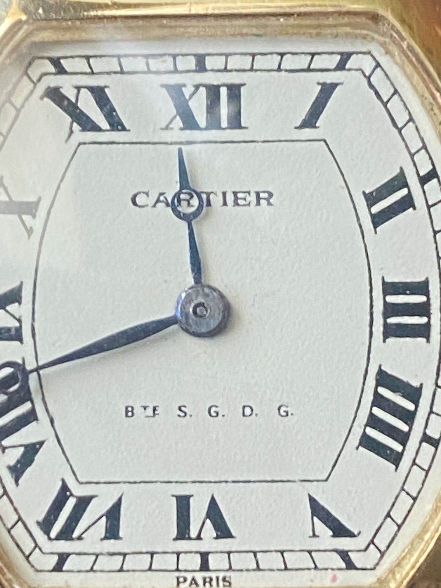Cartier Tortue Yellow Gold 1914 – A rare vintage luxury timepiece with timeless sophistication.