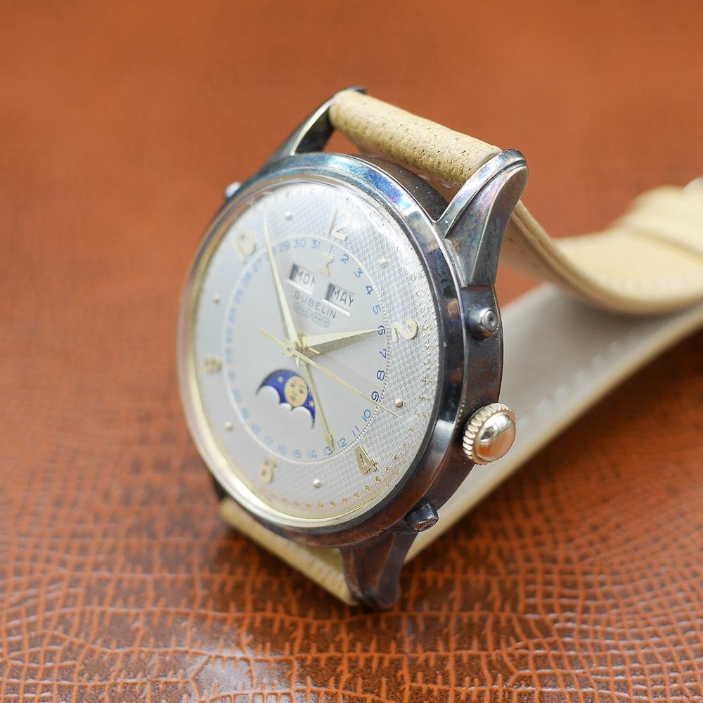 Gubelin Triple Calendar Moon Phase, yellow gold, guilloché dial, vintage Swiss craftsmanship, circa 1950.

