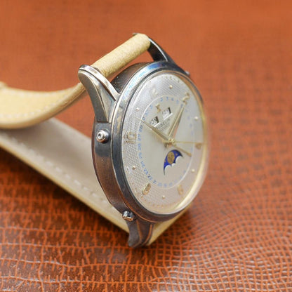 Gubelin Triple Calendar Moon Phase, yellow gold, guilloché dial, vintage Swiss craftsmanship, circa 1950.


