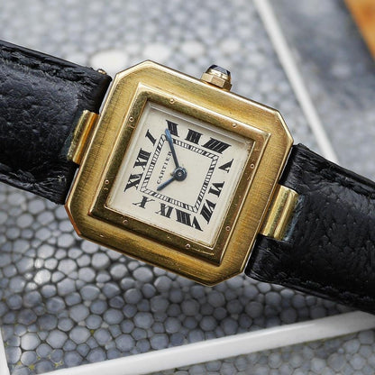 Cartier Carre A coin Coupes or Square with cut corners in Yellow gold. Circa: 1940.