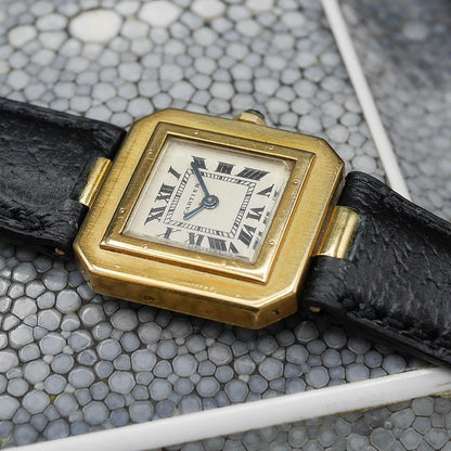 Cartier Carre A coin Coupes or Square with cut corners in Yellow gold. Circa: 1940.
