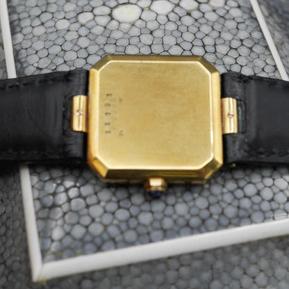 Cartier Carre A coin Coupes or Square with cut corners in Yellow gold. Circa: 1940.