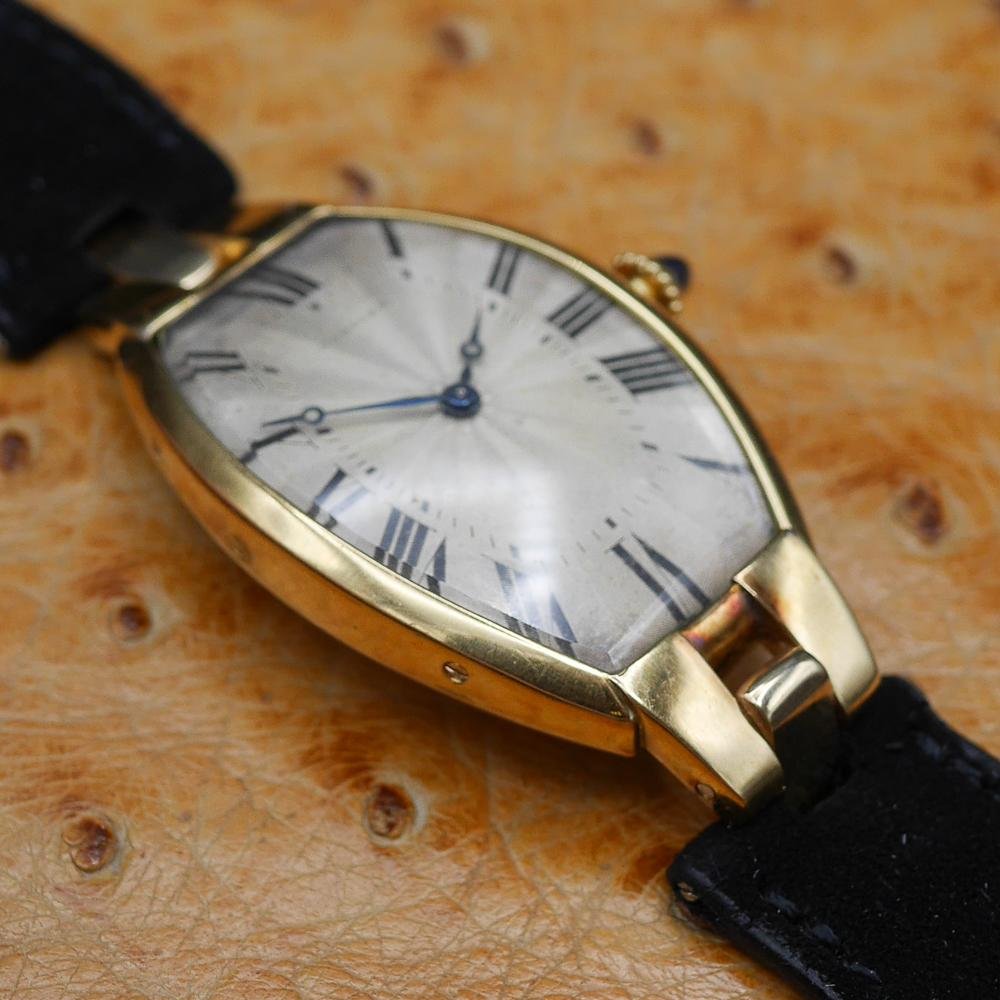 Cartier Tonneau in Yellow gold. Circa: 1930.