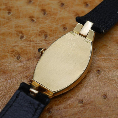 Cartier Tonneau in Yellow gold. Circa: 1930.