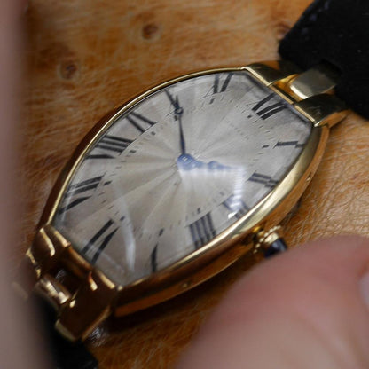 Cartier Tonneau in Yellow gold. Circa: 1930.